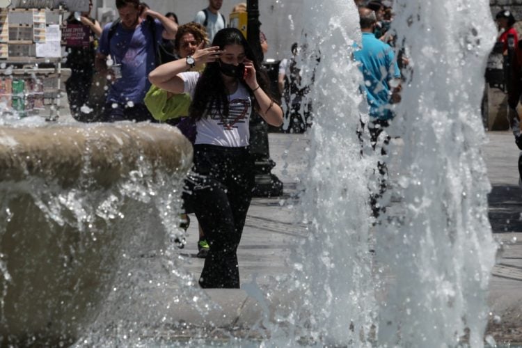 Υψηλές θερμοκρασίες στην πλατεία Συντάγματος (φωτ.: EUROKINISSI / Γιάννης Παναγόπουλος)