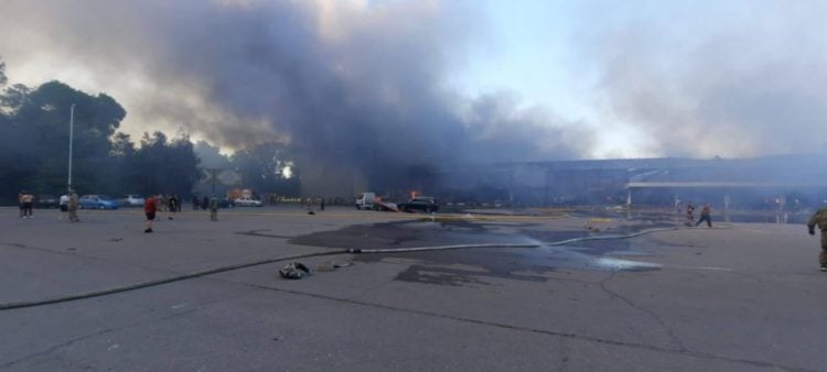 Τμήμα του εμπορικού κέντρου μετά την επίθεση ρωσικών πυραύλων (φωτ.: Twitter / NEXTA)