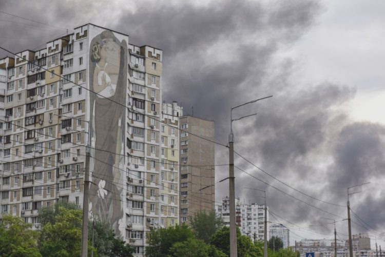 Καπνός που προκλήθηκε από εκρήξεις στις περιοχές Νταρνίτσκι και Ντνιπρόβσκι της ουκρανικής πρωτεύουσας (φωτ.: EPA/ Oleg Petrasyuk)