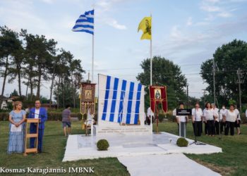 Το μνημείο προσφύγων εκ Φαράσων Καππαδοκίας και ιδρυτών Πλατέος Ημαθίας (φωτ.: Kosmas Karagiannis/IMBNK)