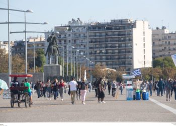 Λήψη από την παραλία Θεσσαλονίκης, τον Οκτώβριο του 2020, οπότε και η χρήση μάσκας ήταν υποχρεωτική και στους εξωτερικούς χώρους (φωτ.: ΜΟΤΙΟΝΤΕΑΜ / Βασίλης Βερβερίδης)