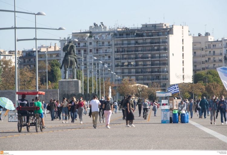 Λήψη από την παραλία Θεσσαλονίκης, τον Οκτώβριο του 2020, οπότε και η χρήση μάσκας ήταν υποχρεωτική και στους εξωτερικούς χώρους (φωτ.: ΜΟΤΙΟΝΤΕΑΜ / Βασίλης Βερβερίδης)