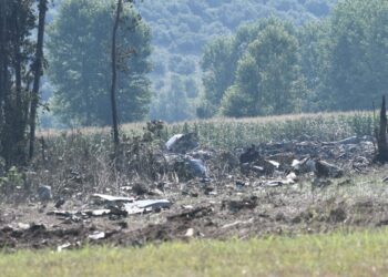 Συντρίμμια του μεταγωγικού αεροσκάφους τύπου Antonov που κατέπεσε έξω στην κοινότητα Αντιφιλίππων του δήμου Παγγαίου, δυτικά της Καβάλας,
(φωτ.: ΜΟΤΙΟΝΤΕΑΜ / Eurokinissi)