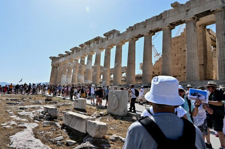 Τουρίστες στην Ακρόπολη (Φωτ. αρχείου: Eurokinissi/Αντώνης Νικολόπουλος)