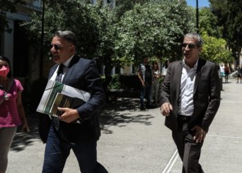 Ο τραγουδιστής Θέμης Αδαμαντίδης μαζί με τον δικηγόρο του Αλέξη Κούγια, νωρίτερα, κατά την προσέλευση στα δικαστήρια της οδού Ευελπίδων για να δικαστεί στο Αυτόφωρο Τριμελές Πλημμελειοδικείο της Αθήνας
(φωτ.: Βασίλης Ρεμπάπης/EUROKINISSI)