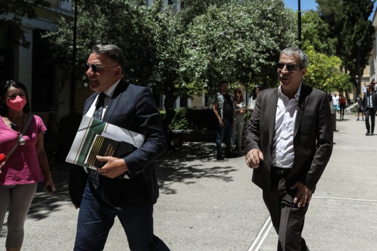 Ο τραγουδιστής Θέμης Αδαμαντίδης μαζί με τον δικηγόρο του Αλέξη Κούγια, νωρίτερα, κατά την προσέλευση στα δικαστήρια της οδού Ευελπίδων για να δικαστεί στο Αυτόφωρο Τριμελές Πλημμελειοδικείο της Αθήνας
(φωτ.: Βασίλης Ρεμπάπης/EUROKINISSI)