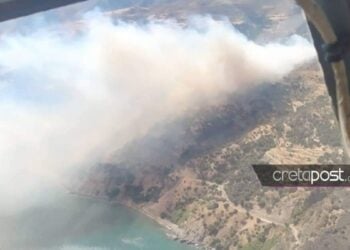 Πυροσβέστες επιχειρούν μέσα από ελικόπτερο την από αέρος κατάσβεση των πυρκαγιών (φωτ. cretapost.gr)