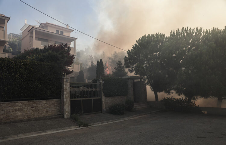 Δεύτερη ημέρα της καταστροφικής πυρκαγιάς (φωτ.: EUROKINISSI / Σωτήρης Δημητρόπουλος)