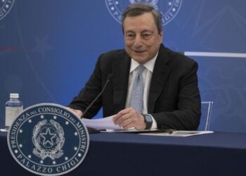 Ο Ιταλός πρωθυπουργός Μάριο Ντράγκι, κατά τη διάρκεια της συνέντευξης Τύπου στο τέλος του υπουργικού συμβουλίου στη Ρώμη (φωτ. αρχείου: EPA / Maurizio Brambatti)