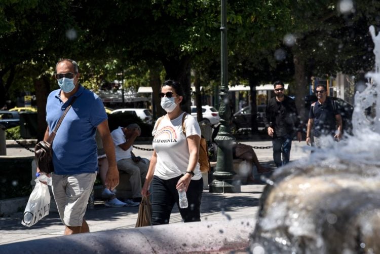 Στιγμιότυπο από το κέντρο της Αθήνας, όπου πολίτες φορούν μάσκα, Αύγουστος 2020 (φωτ.: Γιώργος Δαγαλάκης/ EUROKINISSI)