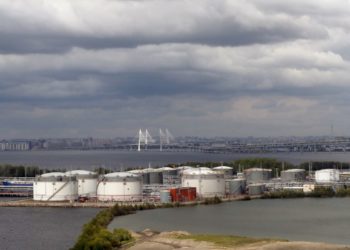 Λήψη της εταιρείας Oil Terminal στην Αγία Πετρούπολη (φωτ. αρχείου: EPA / Anatoly Maltsev)