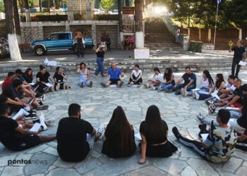 Ο Βασίλης Ασβεστάς δίνει οδηγίες για τα ποντιακά παιχνίδια (φωτ.: Φίλιππος Φασούλας)