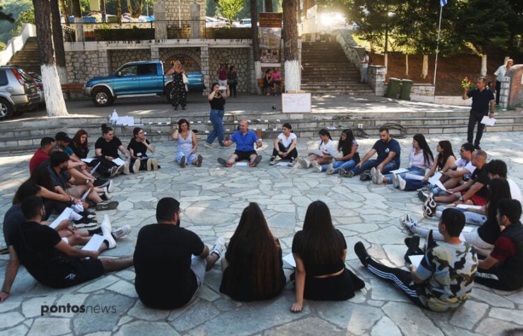 Ο Βασίλης Ασβεστάς δίνει οδηγίες για τα ποντιακά παιχνίδια (φωτ.: Φίλιππος Φασούλας)