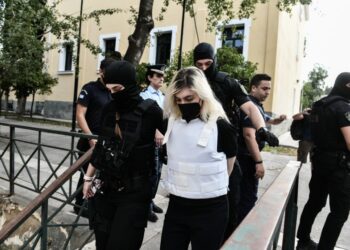 Η Ρούλα Πισπιρίγκου κατά τη μεταγωγή της στην 18η ανακρίτρια Χριστίνα Σαλάπα, πριν από ένα χρόνο (φωτ. αρχείου: Τατιάνα Μπόλαρη/ EUROKINISSI)