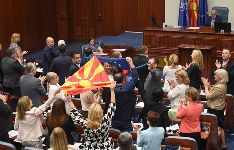 Βουλευτές πανηγυρίζουν μετά την έγκριση της πρότασης (φωτ.: EPA / Georgi Licovski)