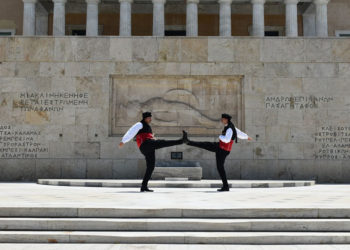 Εύζωνες με τη θρακική στολή κατά την αλλαγή φρουράς (φωτ.: Facebook / Πανελλήνια Ομοσπονδία Θρακικών Σωματείων)