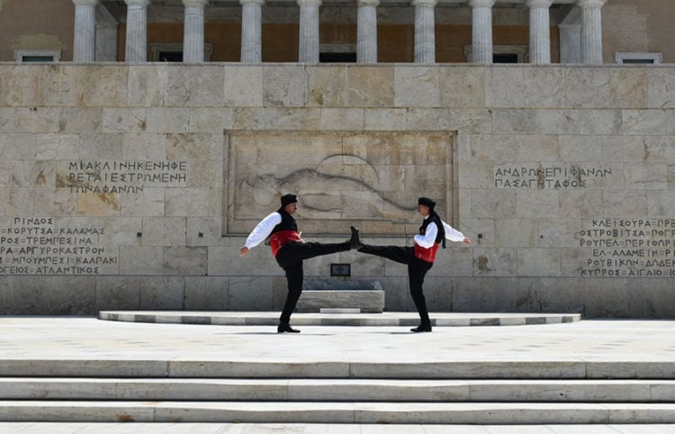 Εύζωνες με τη θρακική στολή κατά την αλλαγή φρουράς (φωτ.: Facebook / Πανελλήνια Ομοσπονδία Θρακικών Σωματείων)