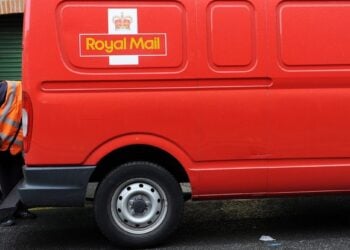 Εργαζόμενος στην Royal Mail κάνει παραδόσεις στο Βόρειο Λονδίνο (Φωτ. αρχείου: EPA/Andy Rain)