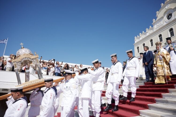 Στιγμιότυπο από τη λιτανεία στην Τήνο, για τον εορτασμό της Κοιμήσεως της Θεοτόκου  (φωτ.: Δημήτρης Παπαμήτσος/Γρ. Τύπου Πρωθυπουργού/EUROKINISSI)