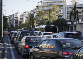 Μποτιλιάρισμα στο κέντρο της Αθήνας (Φωτ. αρχείου: Eurokinissi/Βασίλης Ρούγγος)