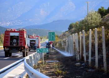 Εικόνα αρχείου από κατάσβεση μικροεστίας (φωτ.: Βασίλης Παπαδόπουλος/ EUROKINISSI)