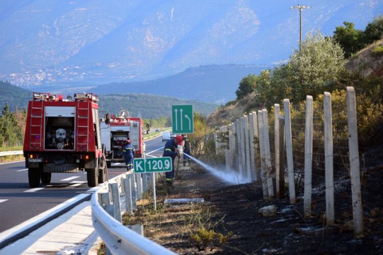 Εικόνα αρχείου από κατάσβεση μικροεστίας (φωτ.: Βασίλης Παπαδόπουλος/ EUROKINISSI)