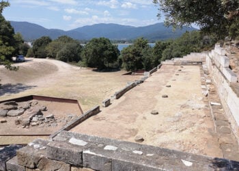 Η Στοά, το σημαντικότερο δημόσιο οικοδόμημα της αγοράς, κτίσμα του 5ου αι. π.Χ. Η πρόσβαση στο εσωτερικό της γινόταν από μια μνημειακή κλίμακα (φωτ.: Αλεξία Ιωαννίδου)