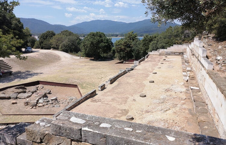 Η Στοά, το σημαντικότερο δημόσιο οικοδόμημα της αγοράς, κτίσμα του 5ου αι. π.Χ. Η πρόσβαση στο εσωτερικό της γινόταν από μια μνημειακή κλίμακα (φωτ.: Αλεξία Ιωαννίδου)