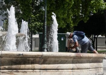 Ζέστη στο κέντρο της Αθήνας (Φωτ.: Eurokinissi/Σωτήρης Δημητρόπουλος)