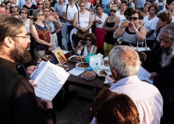 Ιερείς και πιστοί έξω από το εκκλησάκι του Αγίου Φανουρίου στην κατεχόμενη Κερύνεια (φωτ.: sigmalive.com)