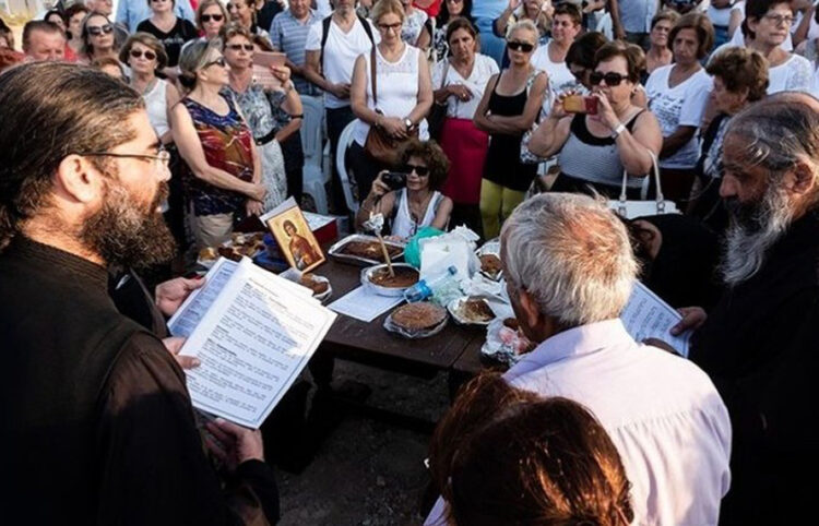 Ιερείς και πιστοί έξω από το εκκλησάκι του Αγίου Φανουρίου στην κατεχόμενη Κερύνεια (φωτ.: sigmalive.com)