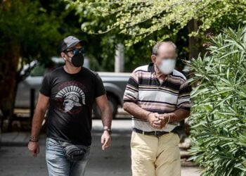 Ο 70χρονος που τραυμάτισε τους ανήλικους στο Αλεποχώρι οδηγείται στον εισαγγελέα (φωτ.: EUROKINISSI / Γιάννης Παναγόπουλος)