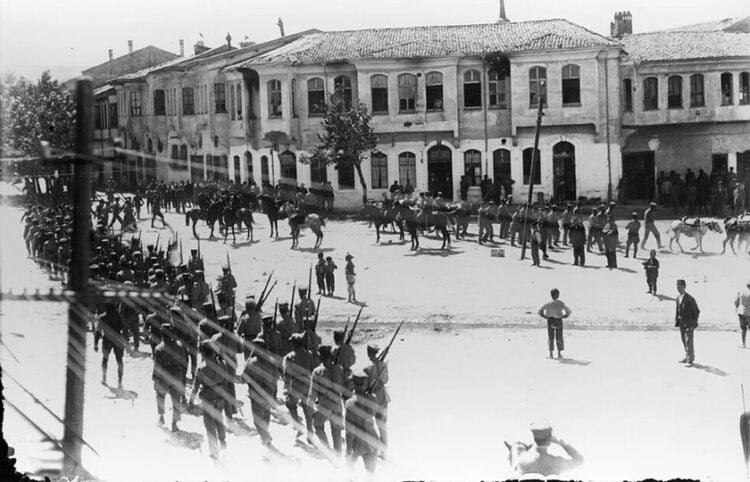 Μονάδα πεζικού του ελληνικού στρατού στο Δορύλαιο [Εσκί Σεχίρ], 6/7/1921 (πηγή: Συλλογή Μικρασιατικής Εκστρατείας / Αρχείο ΕΡΤ)