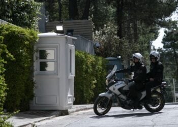 Αστυνομικοί της ομάδας ΔΙΑΣ έξω από το σπίτι του Μένιου Φουρθιώτη στο Διόνυσο, τον Απρίλιο του 2021 (φωτ.: Eurokinissi/Μιχάλης Καραγιάννης)