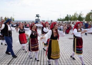 Χορούς από τις αλησμόνητες πατρίδες παρουσίασαν, την Κυριακή το απόγευμα, χορευτικά παραδοσιακά σχήματα από προσφυγικά σωματεία της Θεσσαλονίκης (φωτ.: ΑΠΕ-ΜΠΕ/ΔΗΜΟΣ ΘΕΣΣΑΛΟΝΙΚΗΣ /STR)