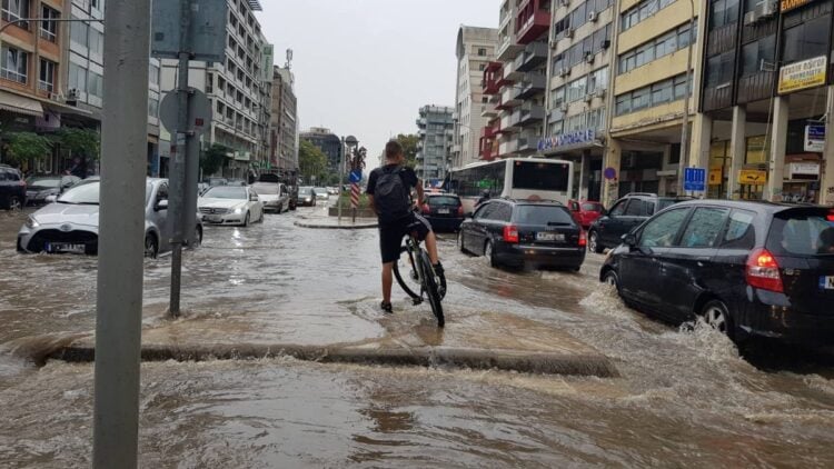 Ισχυρή καταιγίδα στη Θεσσαλονίκη μετέτρεψε δρόμους σε ποτάμια (Φωτ. ΑΠΕ-ΜΠΕ)