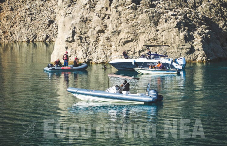 Στιγμιότυπο από τις έρευνες στη Λίμνη Κρεμαστών (φωτ.: Ευρυτανικά Νέα)