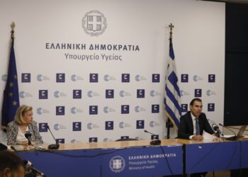 Στιγμιότυπο από την ενημέρωση για το Εθνικό Σχέδιο Εμβολιαστικής κάλυψης έναντι της νόσου Covid-19 στο υπουργείο Υγείας (φωτ.: Γιώργος Κονταρίνης/EUROKINISSI)