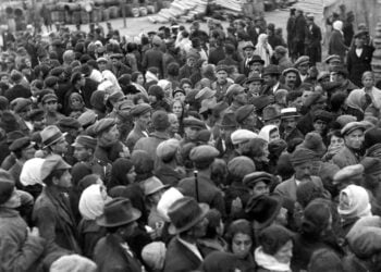 Άφιξη προσφύγων στο λιμάνι του Πειραιά, 1922 (φωτ.: Συλλογή Π. Πουλίδη / Αρχείο ΕΡΤ)