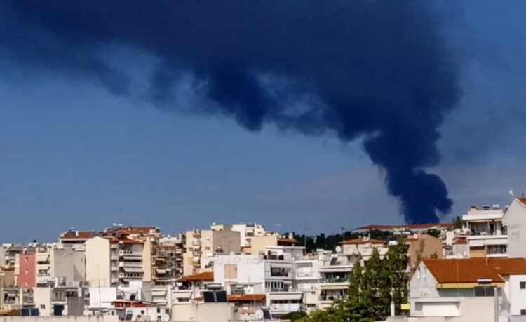 Οι καπνοί από την φωτιά στην αποθήκη στο 9ο χιλιόμετρο Θεσσαλονίκης - Καβάλας όπως φαίνονται από τα Μετέωρα Θεσσαλονίκης (Φωτ.: Αγγελική Χατζηζήση)