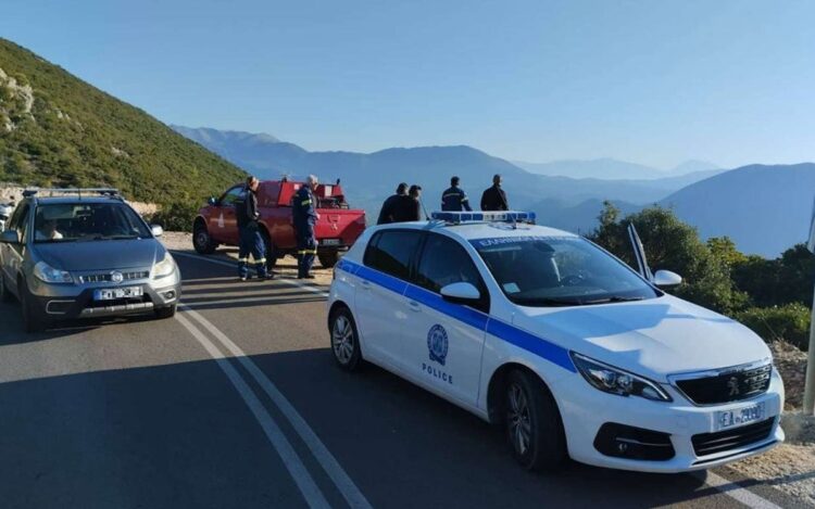 Αστυνομία και Πυροσβεστική στο σημείο που εντοπίστηκε νεκρό το ζευγάρι των ηλικιωμένων (Φωτ.: lefkadapress.gr)