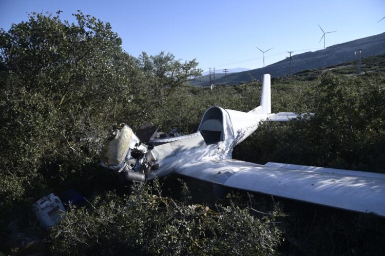 Πτώση μονοκινητήριου αεροσκάφους κοντά στην Εθνική Οδό στο ύψος της λίμνης Υλίκης. Τετάρτη 19 Οκτωβρίου (Φωτ.: Eurokinissi/Μιχάλης Καραγιάννης)