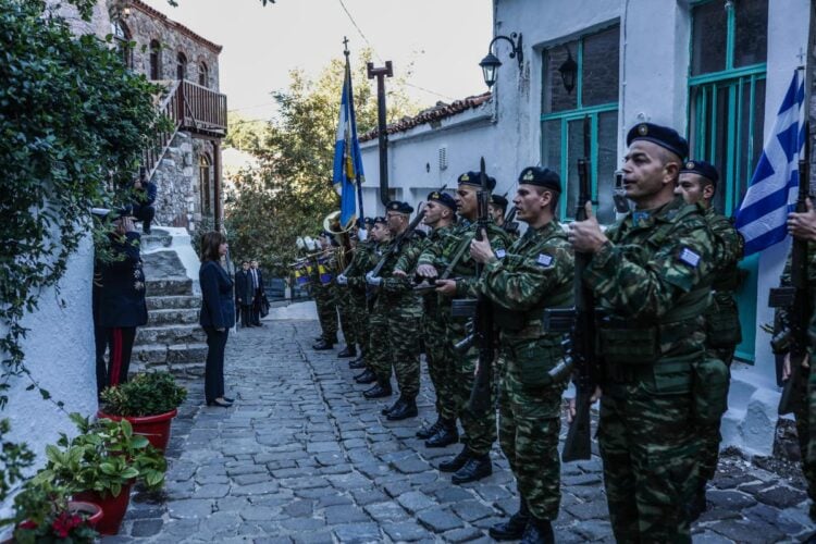 Εκδηλώσεις για τον εορτασμό των 110 χρόνων από την απελευθέρωση του νησιού - Στρατιωτικό άγημα αποδίδει τιμές στην πρόεδρο της Δημοκρατίας στη Σαμοθράκη, Τετάρτη 10 Οκτωβρίου 2022 (Φωτ.: Γραφείο Τύπου Προεδρίας της Δημοκρατίας/Θοδωρής Μανωλόπουλος)