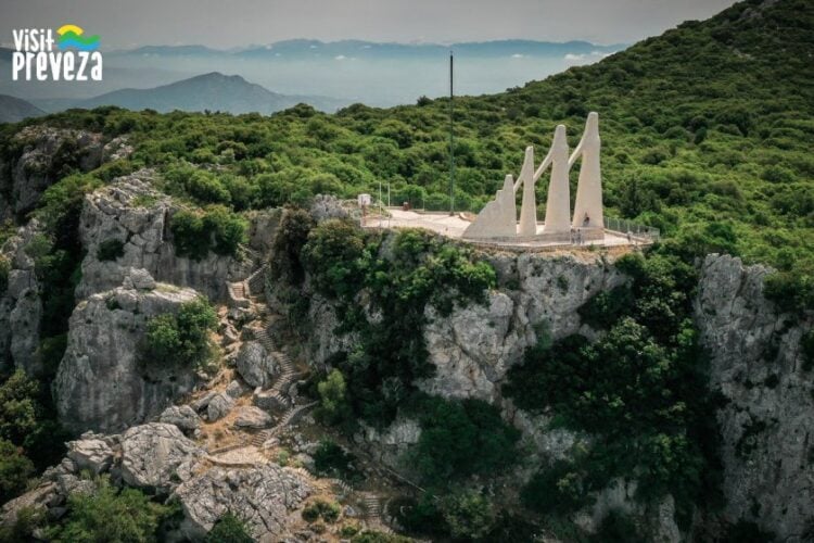 Το μνημειακό σύμπλεγμα στην κορυφή του όρους Ζάλογγο στέκει αγέρωχο και μεταφέρει σε όλο τον κόσμο ένα παγκόσμιο μήνυμα θυσίας και ελευθερίας (φωτ.: visitpreveza.gr)