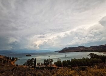 Έντονη συννεφιά στην πόλη του Ναυπλίου (φωτ. αρχείου: ΑΠΕ-ΜΠΕ /Ευάγγελος Μπουγιώτης)