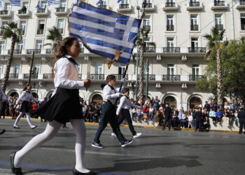 Μαθητές παρελαύνουν για την εθνική επέτειο της 28ης Οκτωβρίου 1940, στο Σύνταγμα την Παρασκευή 28 Οκτωβρίου 2022 (φωτ.: ΑΠΕ-ΜΠΕ / Γιώργος Βιτσάρας)