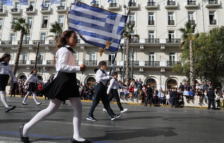 Μαθητές παρελαύνουν για την εθνική επέτειο της 28ης Οκτωβρίου 1940, στο Σύνταγμα την Παρασκευή 28 Οκτωβρίου 2022 (φωτ.: ΑΠΕ-ΜΠΕ / Γιώργος Βιτσάρας)