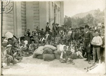 «Πρόσφυγες εξελθόντες ατμοπλοίων και αναμένοντες εγκατάστασιν». Φωτογράφος ο Ι.Π. Αντωνίου (πηγή: Ελληνικό Λογοτεχνικό και Ιστορικό Αρχείο / Συλλογή Σπυρίδωνα Σίμου)