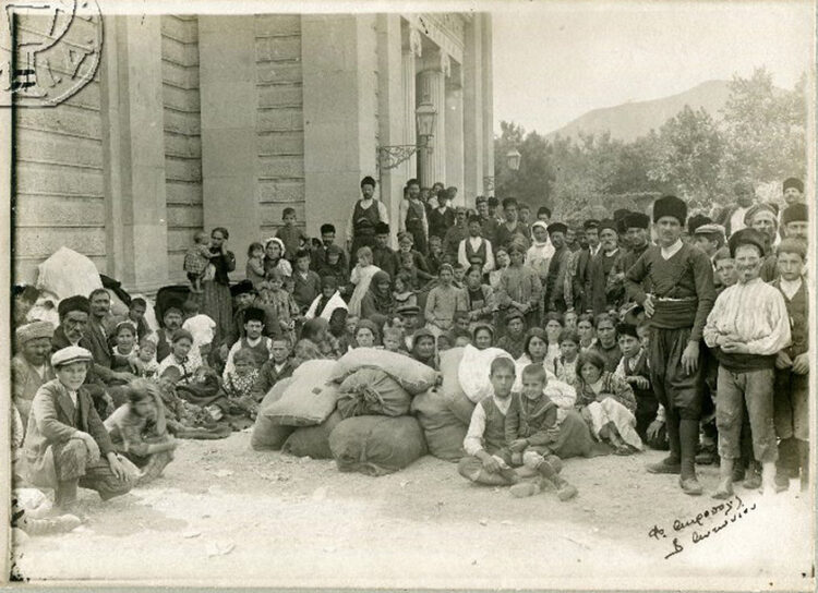 «Πρόσφυγες εξελθόντες ατμοπλοίων και αναμένοντες εγκατάστασιν». Φωτογράφος ο Ι.Π. Αντωνίου (πηγή: Ελληνικό Λογοτεχνικό και Ιστορικό Αρχείο / Συλλογή Σπυρίδωνα Σίμου)