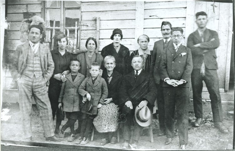 1923. Η προσφυγική οικογένεια Μαγιόπουλου από το Μάλτεπε της Κωνσταντινούπολης μπροστά στο θάλαμο όπου στεγάστηκε στα Απολυμαντήρια της Καλαμαριάς (πηγή: ΙΑΠΕ, Συλλογή Σταύρου Μαγιόπουλου)